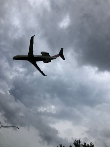 It was starting to rain so I didn't get a pic of the huge Qatar 747 plane that passed right over me on the left (south) runway. This was a tiny plane by comparison that passed over me on the right (north) runway. It's cool how the road kinda goes between the two runways. 