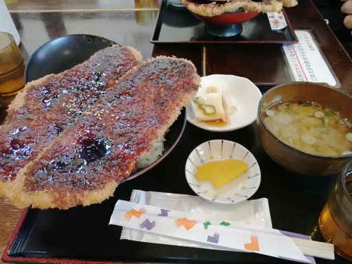 こだまやのわらじカツ。このボリュームで千円也。ご飯お替り自由、コーヒーもある。