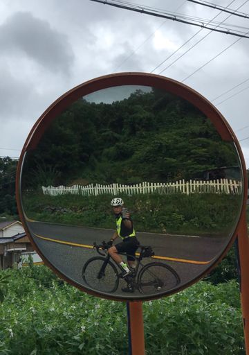 반사 조끼에 발목띠까지; 퍼머넌트지만 복장준수 ㅎ
터널도 지나고 차량많은 대로도 타야하니 필수이긴 한듯.