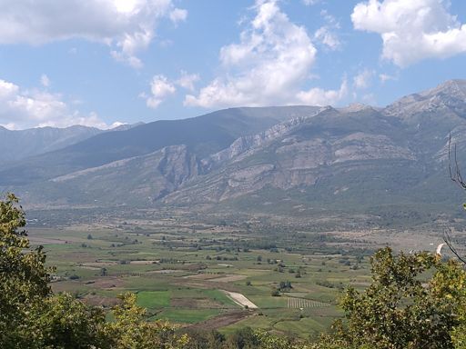 Το φαρσγγι με καταρρακτη που υπαρχει στο χωριο Νοτια, ακολουθωντας το μονοπατι ανεβαινεις και στις ψηλες κορφες. To οροπεδιο αυτο βρισκεται στα 600μ μετρα, εχει και εκει καποιες πατατες αλλα αυτη στα 1200μ ειναι σιγουρα καλύτερη