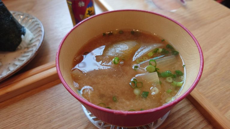 こちらは玉ねぎの豚汁。玉ねぎの甘みを感じられる味付け。