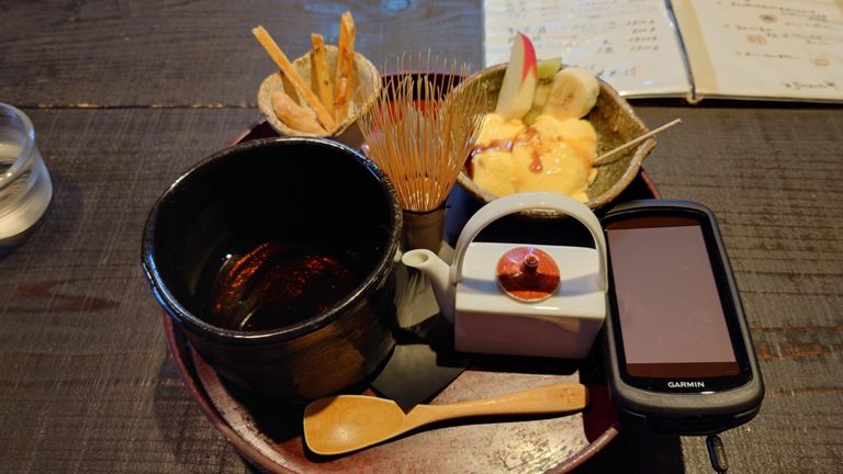 普段はブラック飲む派ですが、今日はカフェラテを注文。
泡立ちカフェラテセット、手作りプリン(これ美味しかった♪)、かりんとう、芋けんぴが付きます。