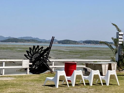 소원(?)의자가 낡아서 임시로 플라스틱 의자가…ㅋ