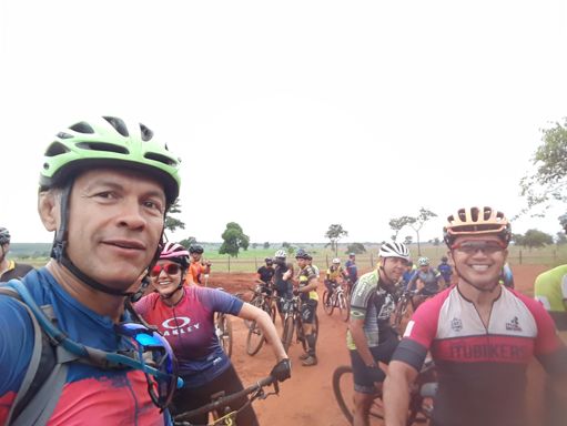 Galera show. Nidia logo atrás do HB, ao lado de camiseta rosa meu parceiro Kamikaze Honda e o aniversariante logo atrás Maximili