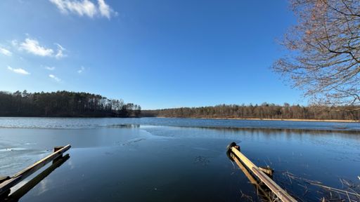 An einigen Uferbereichen ist der See noch gefroren nach den eisigen Temperaturen der letzten Woche.