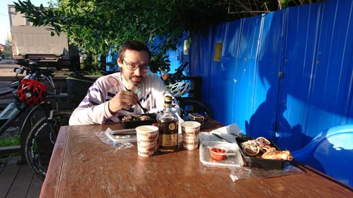 Hо и коньяк был выпит. В это вpемя часы
Показывали время "девятнадцать ноль тpи".


  