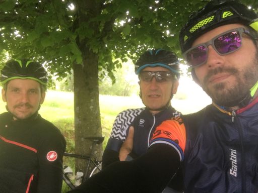 Sous un arbre en attendant que l’averse passe...