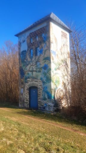 Waldbienenturm, ehemaliges Trafohäuschen. Steht bei Kastellaun "In den Bergbitzen".