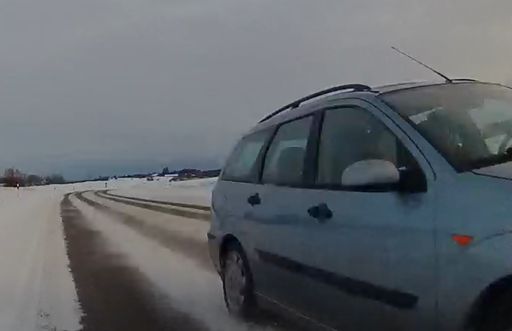 här cyklade jag alltså i högra kanten av högra hjulspåret.