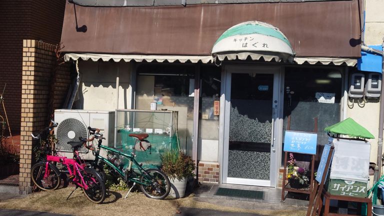 時々会社帰りに大回りしたときに前を通って気になってたお店。 見た目はアレだけど、口コミは悪くない。