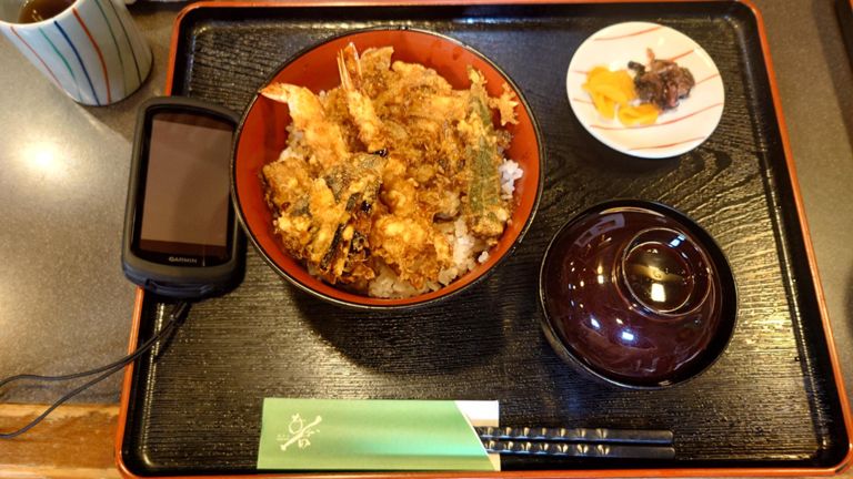 自分は天丼を注文♪　エビ×2、ナス、かぼちゃ、玉ねぎのかき揚げ、オクラの天ぷらが乗ってます。