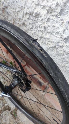 Wer spät bremst fährt länger schnell. Mein erster Platten. Nicht wirklich ein Platten, einfach  durch gebremst der Reifen. 🤷🏼‍♂️