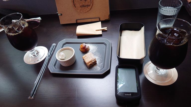 ドリンクは二人ともアイスコーヒーを選択、デザートセットは1つだけ注文した。