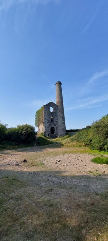 Ale and Cake's mine engine house, located in United Downs, a hamlet near St Day. Pool in front dried out. There were several similar chimneys and buildings in the next 10 miles, and in dramatically steep rolling hills and valleys.

 https://www.google.co.uk/search?q=cake+and+ale+engine+house+united+downs&sxsrf=ALiCzsbOCVaYK4BS1-OgBQAN66HB5woHzw%3A1660425670858&ei=xhX4YoCINJuFhbIP8fOLQA&oq=cake+and+ale+engine+house+united+downs&gs_lcp=ChNtb2JpbGUtZ3dzLXdpei1zZXJwEAM6BwgAEEcQsAM6BAgeEApKBAhBGABQqwtY3TBgmUNoAXABeAKAAcwHiAH6KJIBDTAuNC4zLjEuMi4xLjKYAQCgAQHIAQjAAQE&sclient=mobile-gws-wiz-serp#trex=m_t:lcl_akp,rc_f:nav,rc_ludocids:11336782090217177494,rc_q:Ale%2520and%2520Cakes%2520Mine,ru_q:Ale%2520and%2520Cakes%2520Mine,trex_id:hGi4Ib&lpg=cid:CgIgAQ%3D%3D
