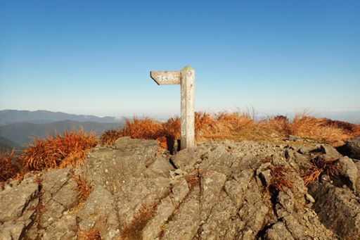 まず最初のピークはオジカ沢ノ頭（1890m）