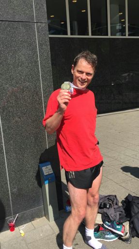 Omkleden is lastig als je nauwelijks kunt bukken en in het algemeen liever niet meer beweegt.