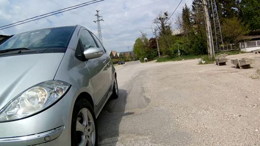 De akkor lehet hozzáérne az út széi kavicsokhoz a gumija.  "Inkább leszorítom ezt a biciklist a kavicsosba!"