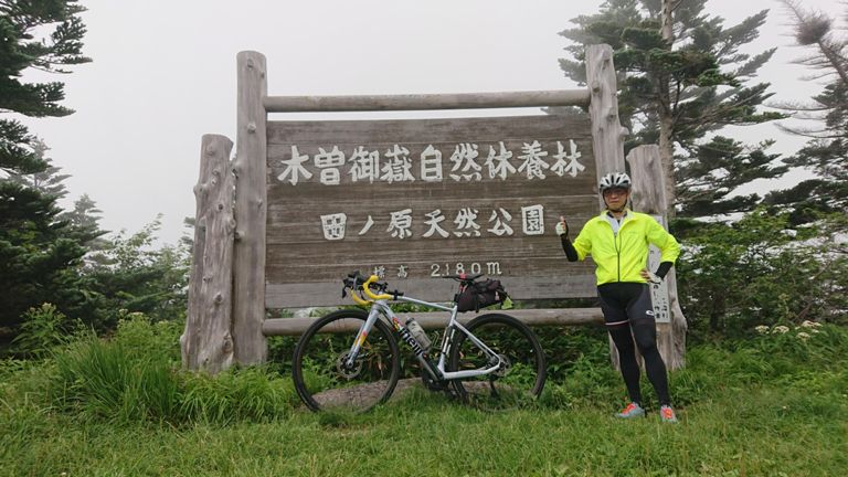 絶景を見ながらおんたけスキー場のゲレンデ内を登っているときから顔がニヤケまくっていて、きっと対向車の人には変な人に見えたハズ! あ、いつもの事ながら、登り始めると足つくか登頂するまで写真撮らないので登りでの写真ありません♪