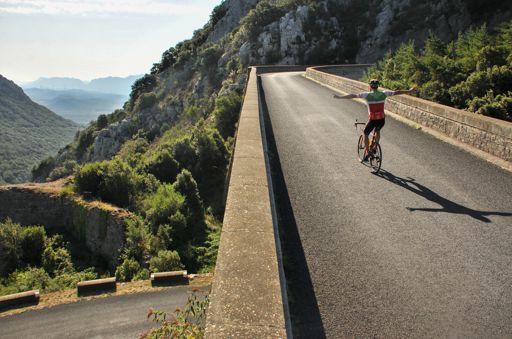 Steven vliegt over de plaatselijke fly-over.