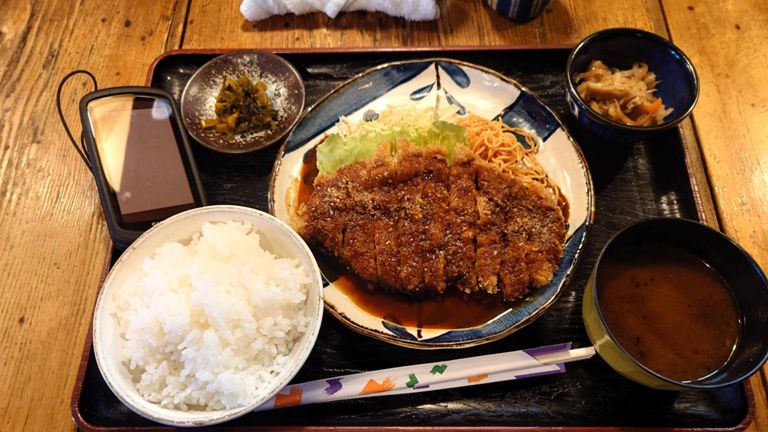 お目当ての味噌カツランチ 750円。　カツは比較的大きくてご飯が足らなかった...　でもこういうお店だと小鉢が1、2品ついてくるので、か〇やとかの専門店よりもお得な気がする。ちなみに隣の人が注文したエビフライも大きくておいしそうだった。