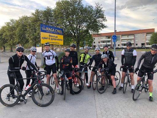 Hela gänget! Tack till bipasserande kvinna som var snäll och fotade dessa 11 pedalörer. Bild lånad av Tobbe.