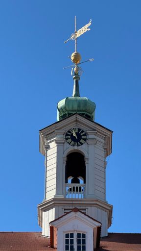 Nahaufnahme des Glockenturms wenige Minuten vor um Elf am Vormittag.