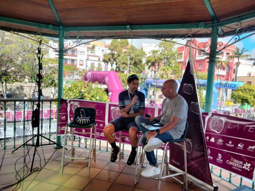 Con el amigo Luis entrevistándome