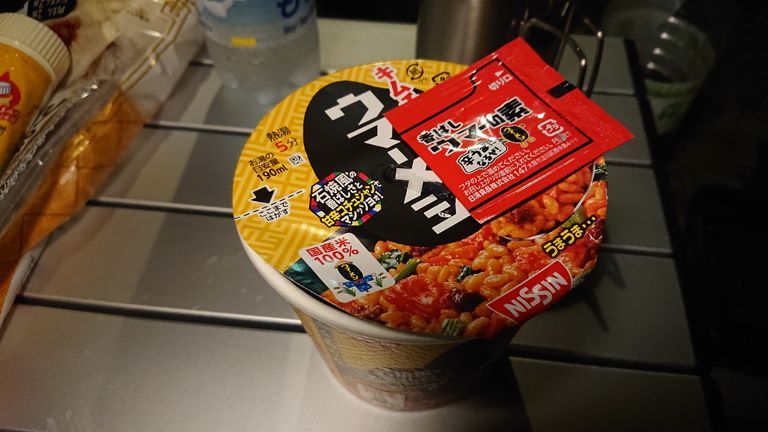 ウマーメシ。これ、なかなか美味しい!　ちなみに真ん中の子はハヤシメシと何やらコンビニで買ってきたものいろいろ（笑）