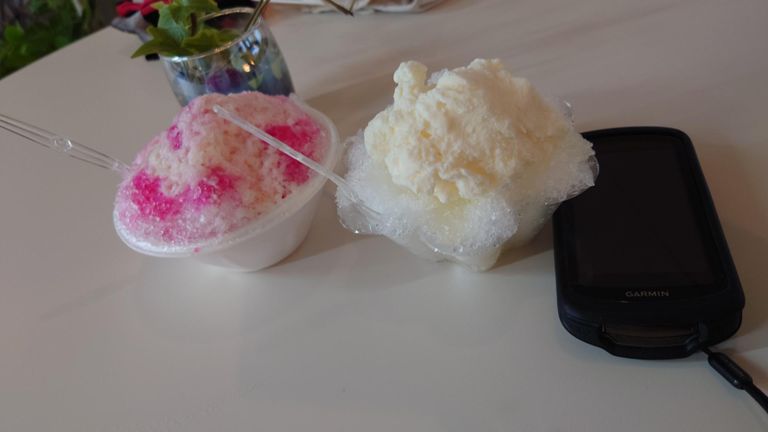 かき氷を注文♪ 左はいちごミルク、右はレモンミルクスペシャル。 レモンの風味がよく、アイスを混ぜるとレモンの酸味とアイスの甘味が良い感じに混ざって👍でした。