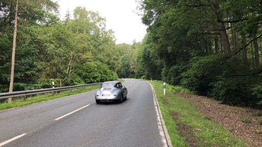 Rally historischer Fahrzeuge: ausgeprägtes Bouquet von Rußpartikeln und konzentrierter Charakter unverbrannten Sprits im Abgang. Aber wir wollen nicht meckern, der Seitenabstand  ist vorbildlich.
