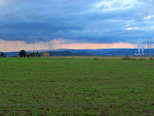 Blick von der Ottensteiner Hochebene auf das Wesertal mit AKW Grohnde
