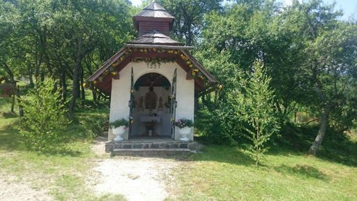 Kapelica nešto prije vrha, taman da se prekrižite prije strmog spusta.