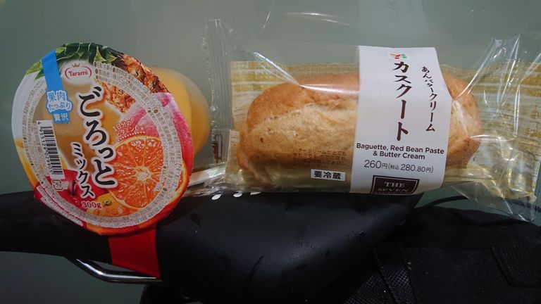 雷を伴う土砂降りのため坂下駅で雨宿りしてすっかり遅くなったので、途中で晩ごはんを...　とお店を探しながら走ってきたが、びしょぬれなので入店し辛く、土岐のセブンで食べてみたかったカスクートを。　脚に軽く疲労感が出てきたのでフルーツゼリーも。