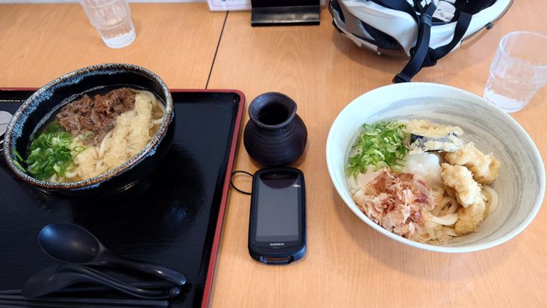 奥様は肉・ごぼう天うどんを注文、自分は昨日軽くハンガーノックを食らって胃がちょっと荒れ気味なので、鶏天おろしぶっかけうどんを注文♪