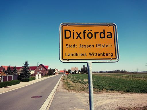 Orte gibt's, glaubste ja nicht! 😱. Direkt daneben: Schweinitz (Das Wappen hängt in jedem zweiten Garten), dort wird seit 600 Jahren Wein angebaut. Wein aus Brandenburg, klingt komisch, is aber so.