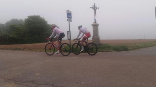 Père et fils dans le brouillard du printemps