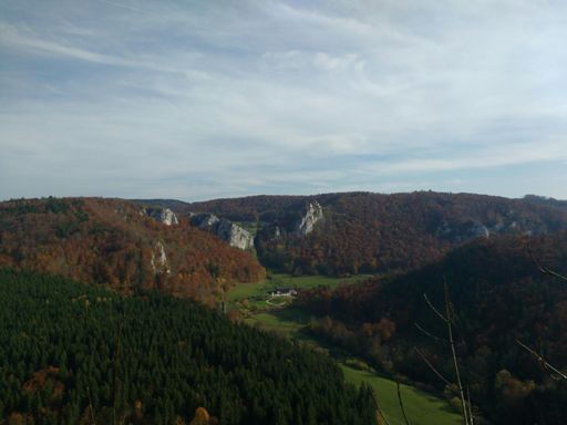 Blick vom Knopfmacherfelsen aufs Donautal rund ums Jägerhaus (mit Schloss Bronnen)