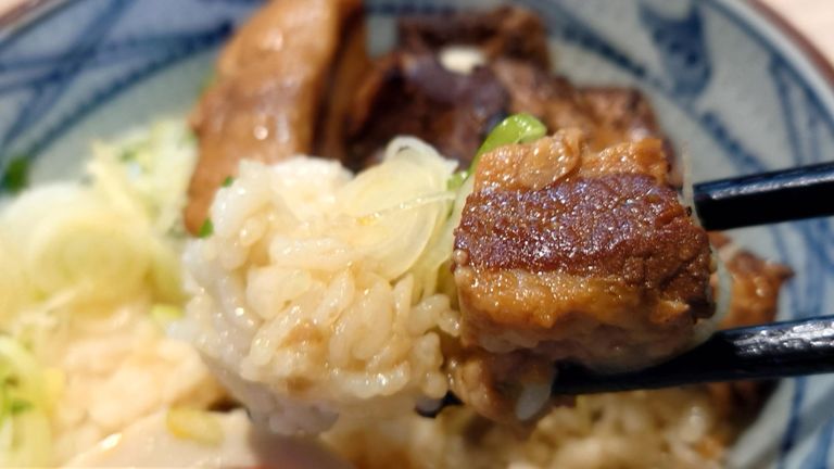 箸で切れる柔らかさの角煮、味付けが濃くないのであっさり食べられる😋