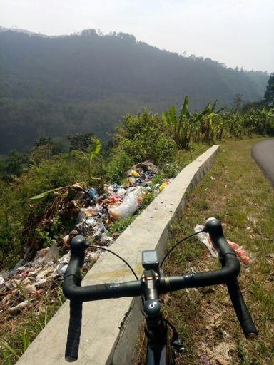 What an irony .. Beautiful landscape and bunch of garbage :"(