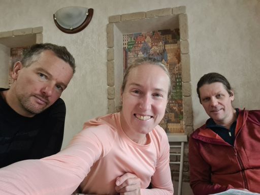 С ночного поезда приехал Егор. Пережидаем дождь в кафе.