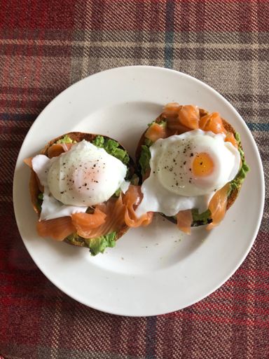 Power breakfast ! Bagel, advecado, smoked salmon and poached eggs 👌