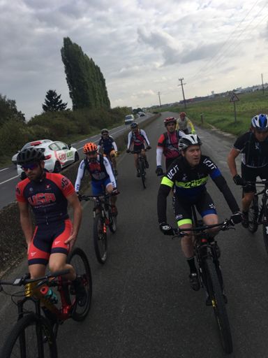 Tout au fond un mec pas au top