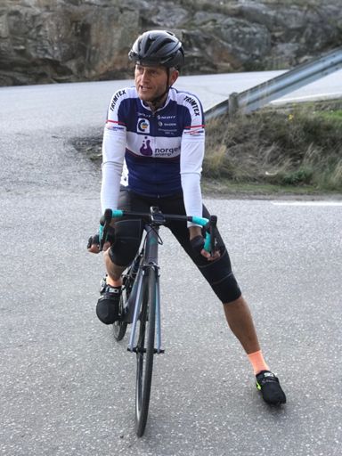 Coach Tor Erling lærer oss å sykle sånn på ekte...