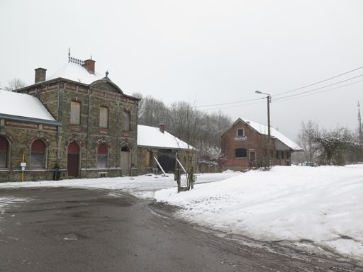 Het oude, vervallen station van Grupont, waar in elke richting maar 1 trein per 2 uur stopt.
