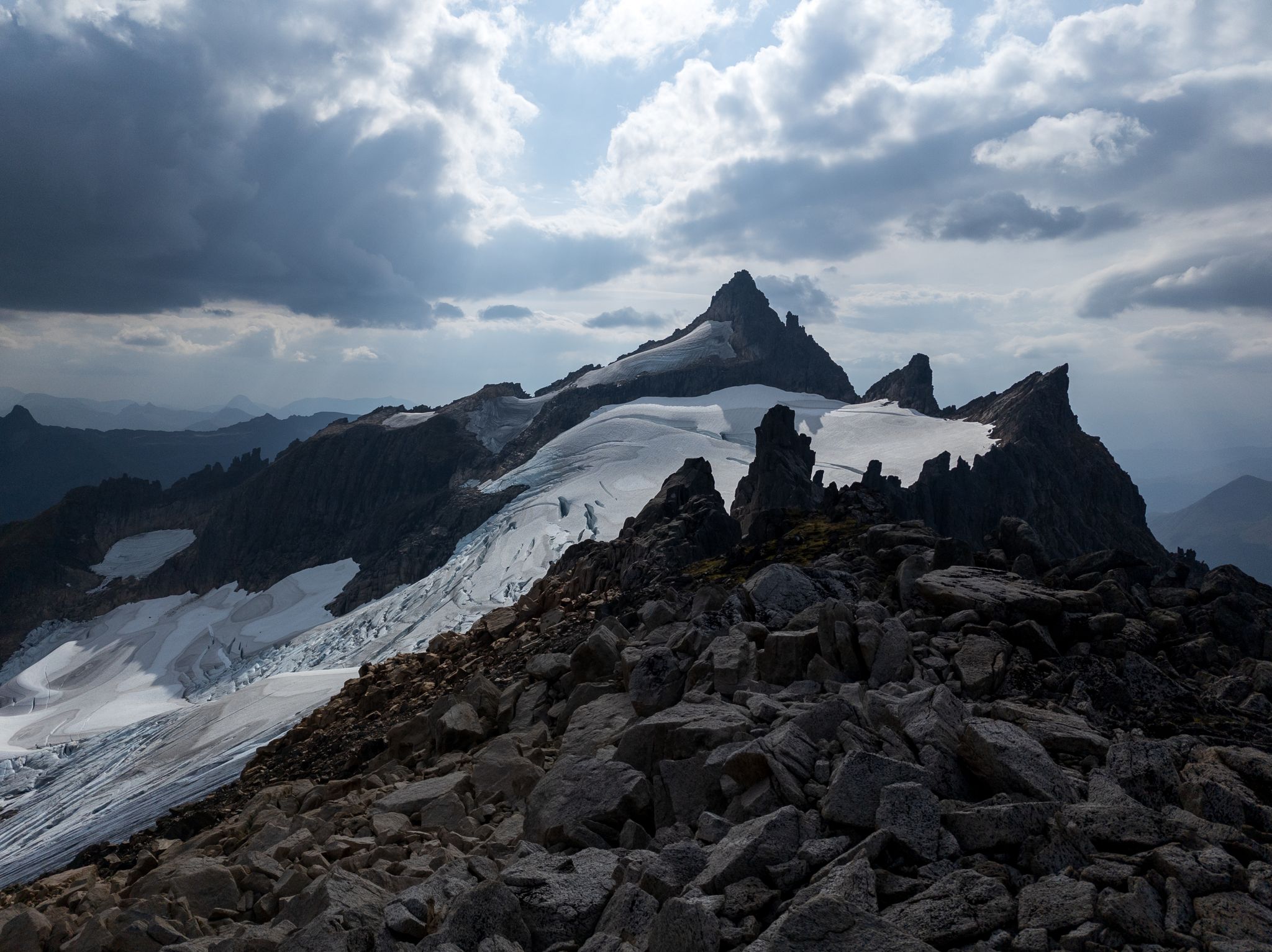 Kolåstinden og Kolåsbreen sett fra Storegjøltinden