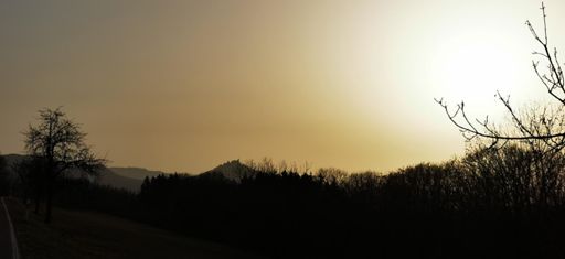Burg Hohenzollern im Gegenlicht mit Sahara Sand in der Atmosphäre