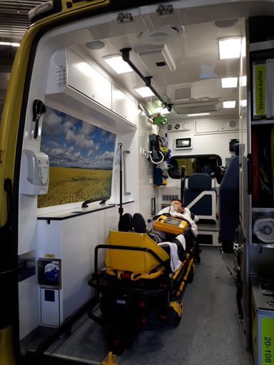 Gezellige poster aan de wand van de ambulance!