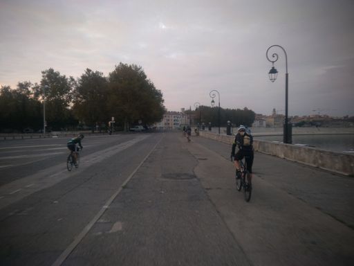 Départ dans un Arles endormi, juste après l'arrivée des Marseillais par le premier train, peu après 8h