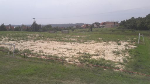 Felsőörs. Itt pár éve szép füvön fociztunk Danival. Nem tudom, ez magától lett ilyen, vagy miért?