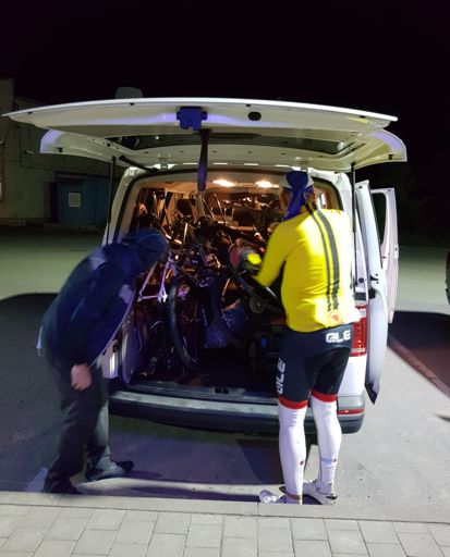 Вечер 21 августа, Одоев. Выгружаемся из заказного микроавтобуса.